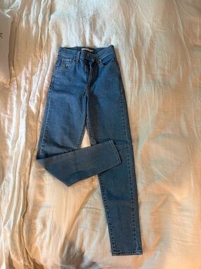 Levi's High Rise Womens Jeans in Medium Blue Denim